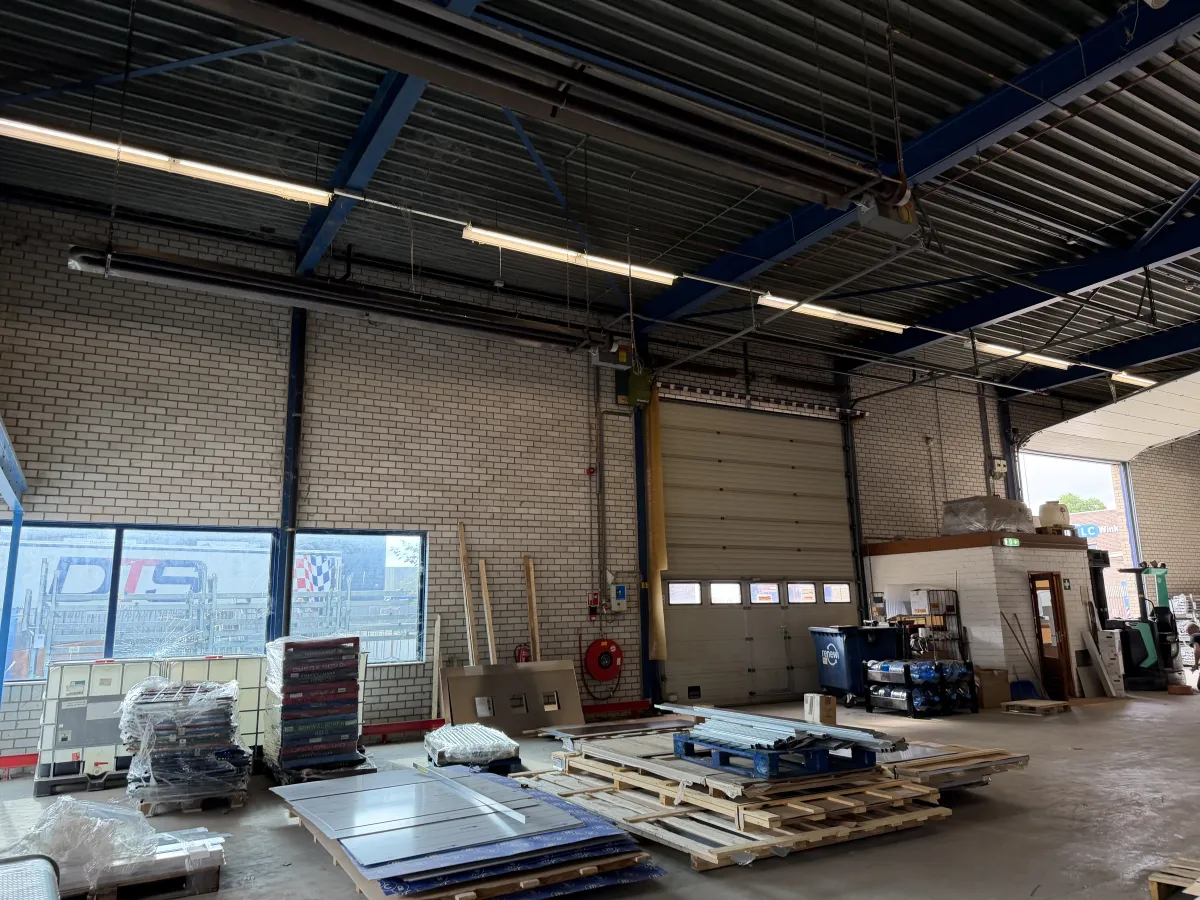 Steelconstruction of steel from 32,85 x 35,50 mtr. (1.166 m2)