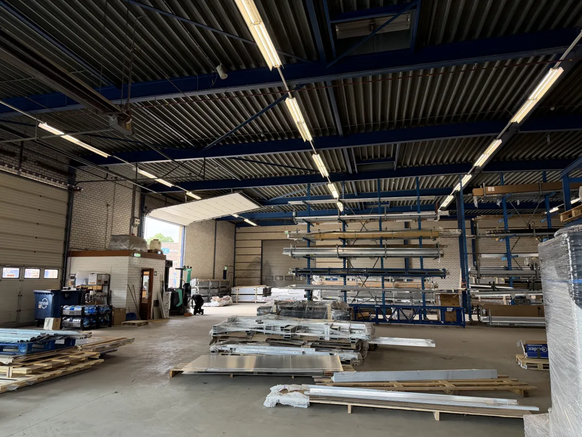 Steelconstruction of steel from 32,85 x 35,50 mtr. (1.166 m2)