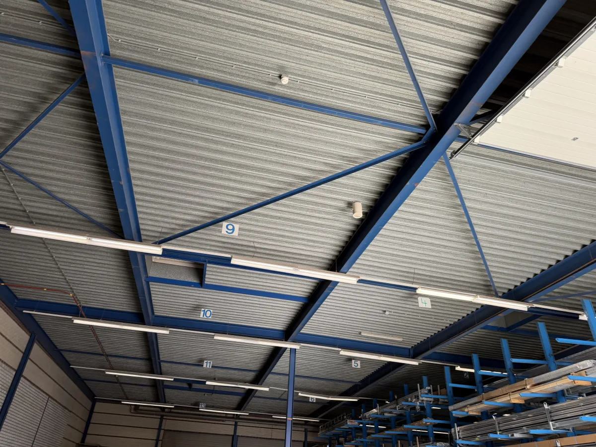 Steelconstruction of steel from 32,85 x 35,50 mtr. (1.166 m2)