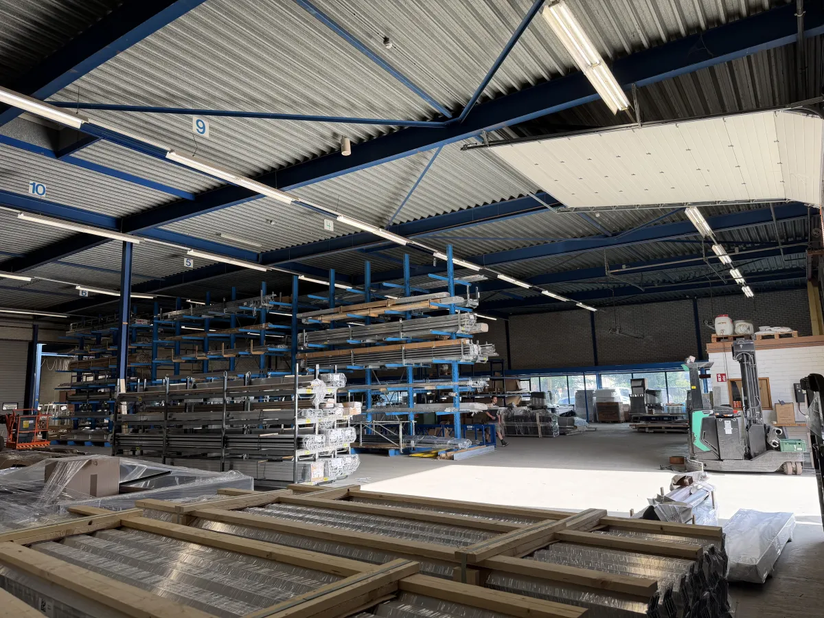 Steelconstruction of steel from 32,85 x 35,50 mtr. (1.166 m2)
