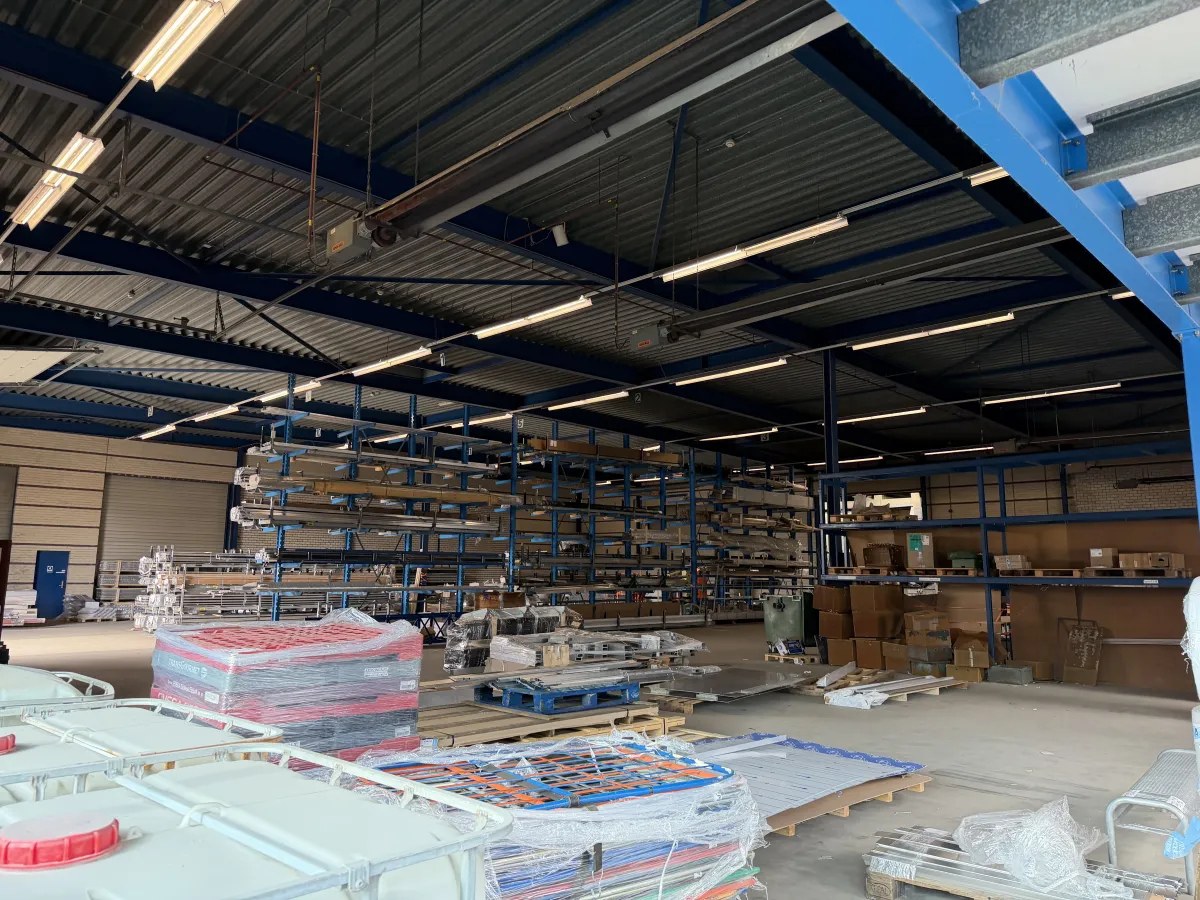 Steelconstruction of steel from 32,85 x 35,50 mtr. (1.166 m2)