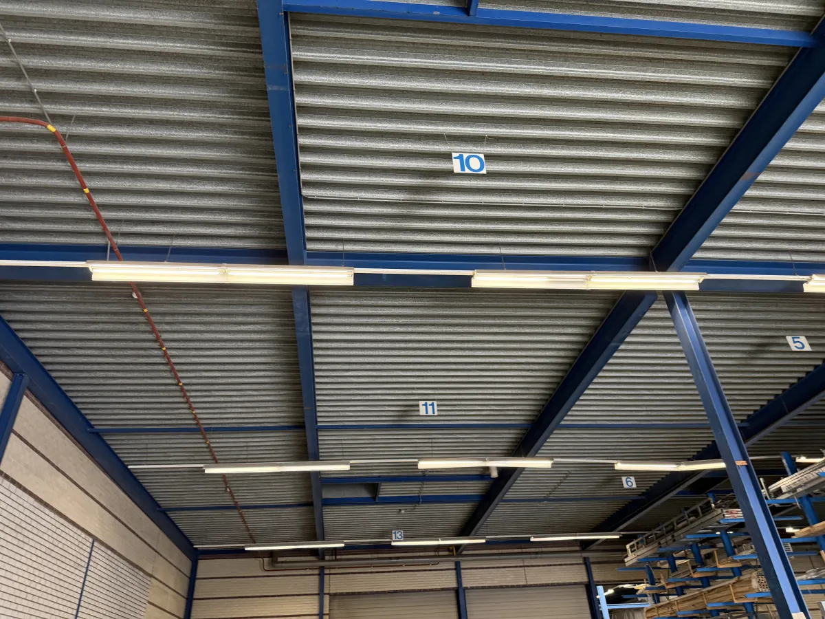 Steelconstruction of steel from 32,85 x 35,50 mtr. (1.166 m2)