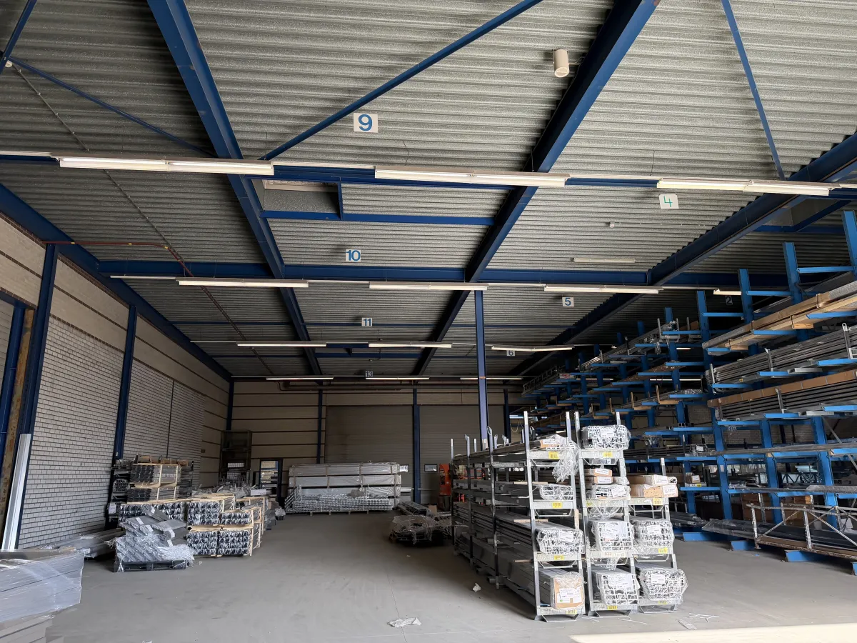 Steelconstruction of steel from 32,85 x 35,50 mtr. (1.166 m2)