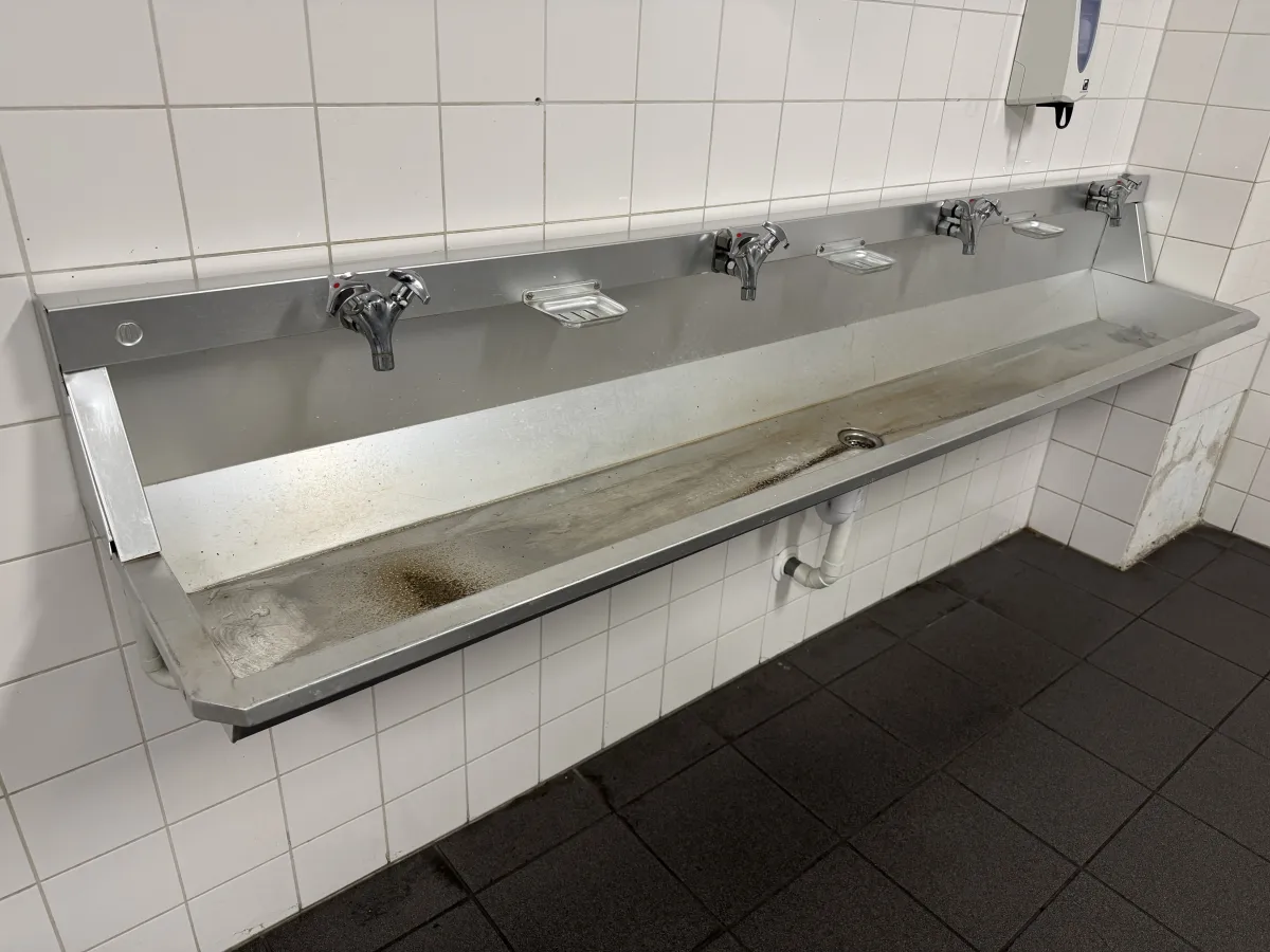 Aluminium sink with 4 Mixer Taps – Used