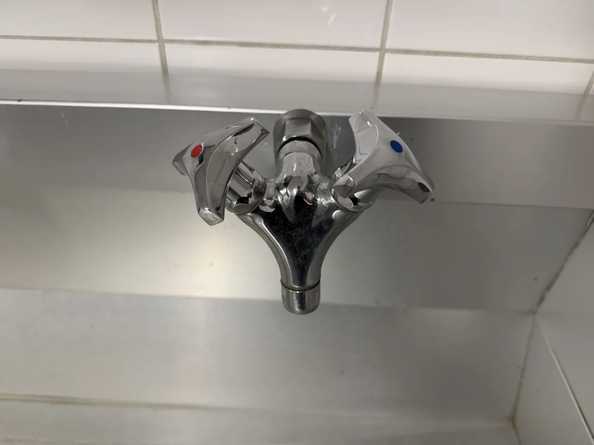 Aluminium sink with 4 Mixer Taps – Used