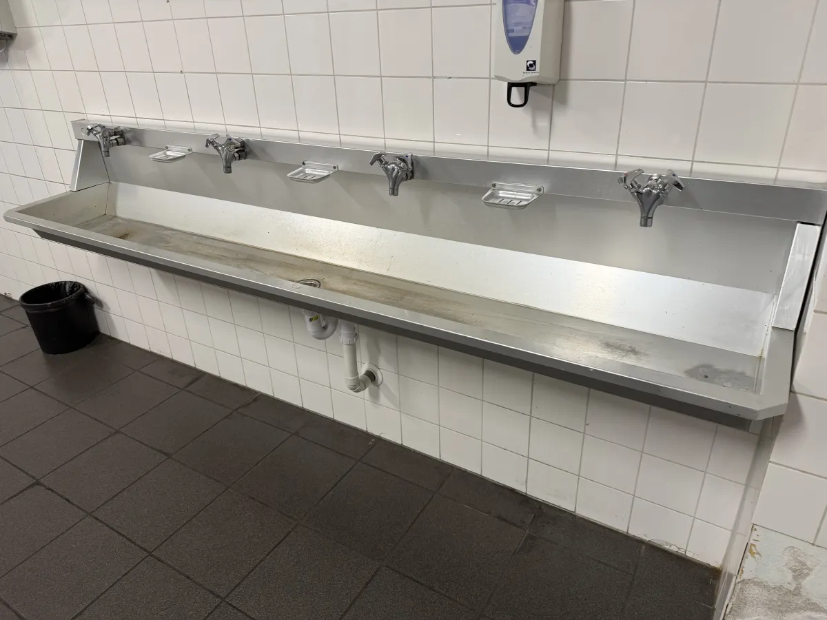 Aluminium sink with 4 Mixer Taps – Used