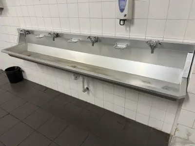 Aluminium sink with 4 Mixer Taps – Used