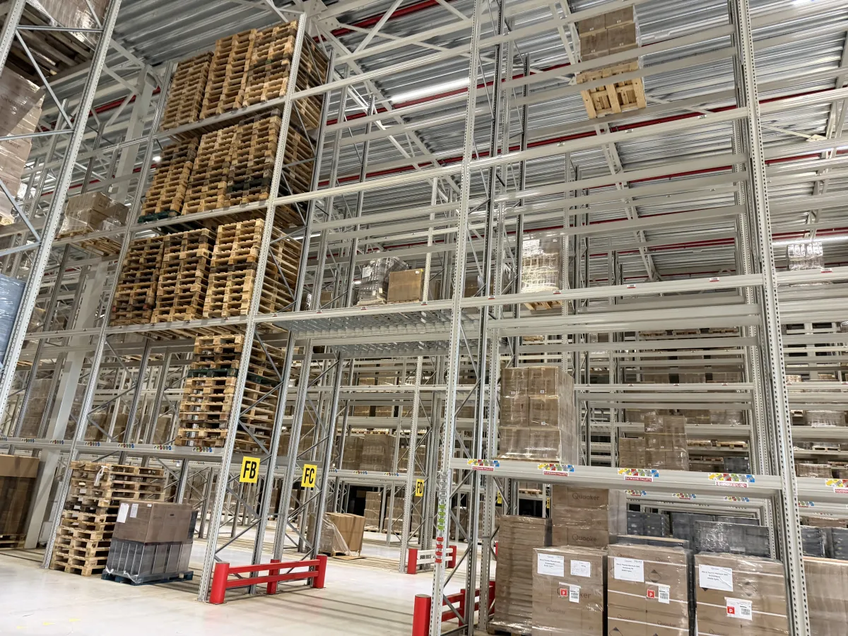 Heavy-Duty Pallet Racking System – Multi-Level, High-Bay, Steel, Large Warehouse Lot