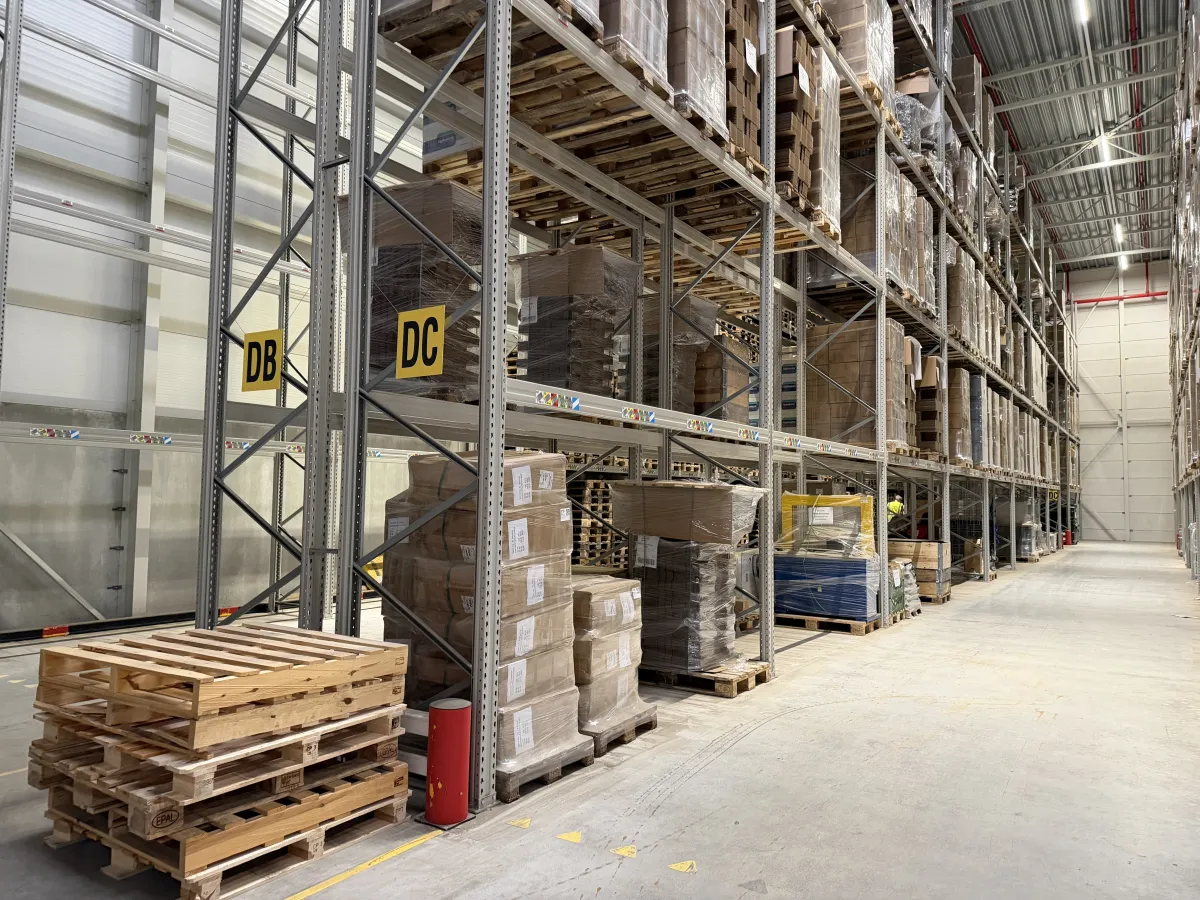 Heavy-Duty Pallet Racking System – Multi-Level, High-Bay, Steel, Large Warehouse Lot