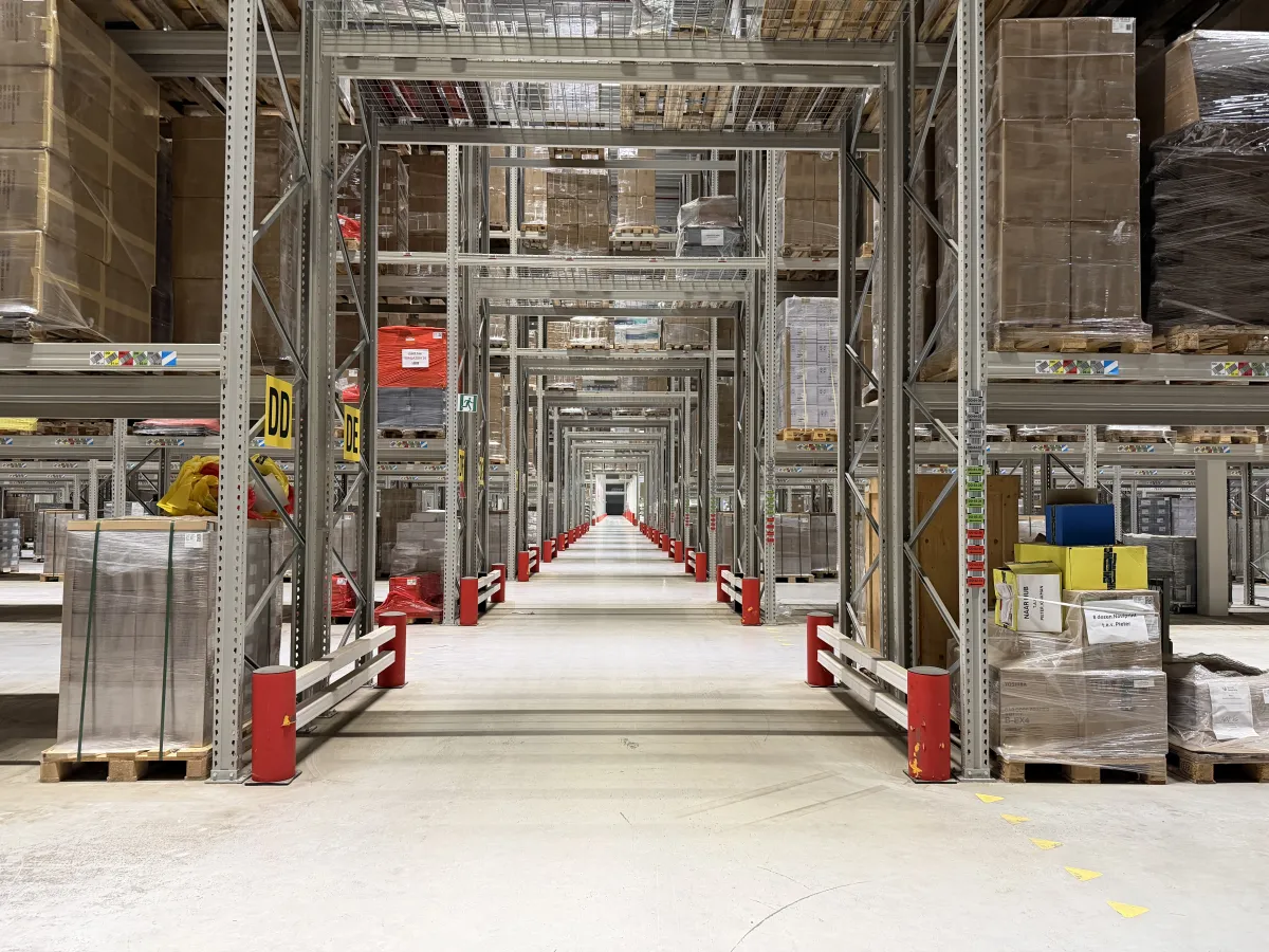 Heavy-Duty Pallet Racking System – Multi-Level, High-Bay, Steel, Large Warehouse Lot