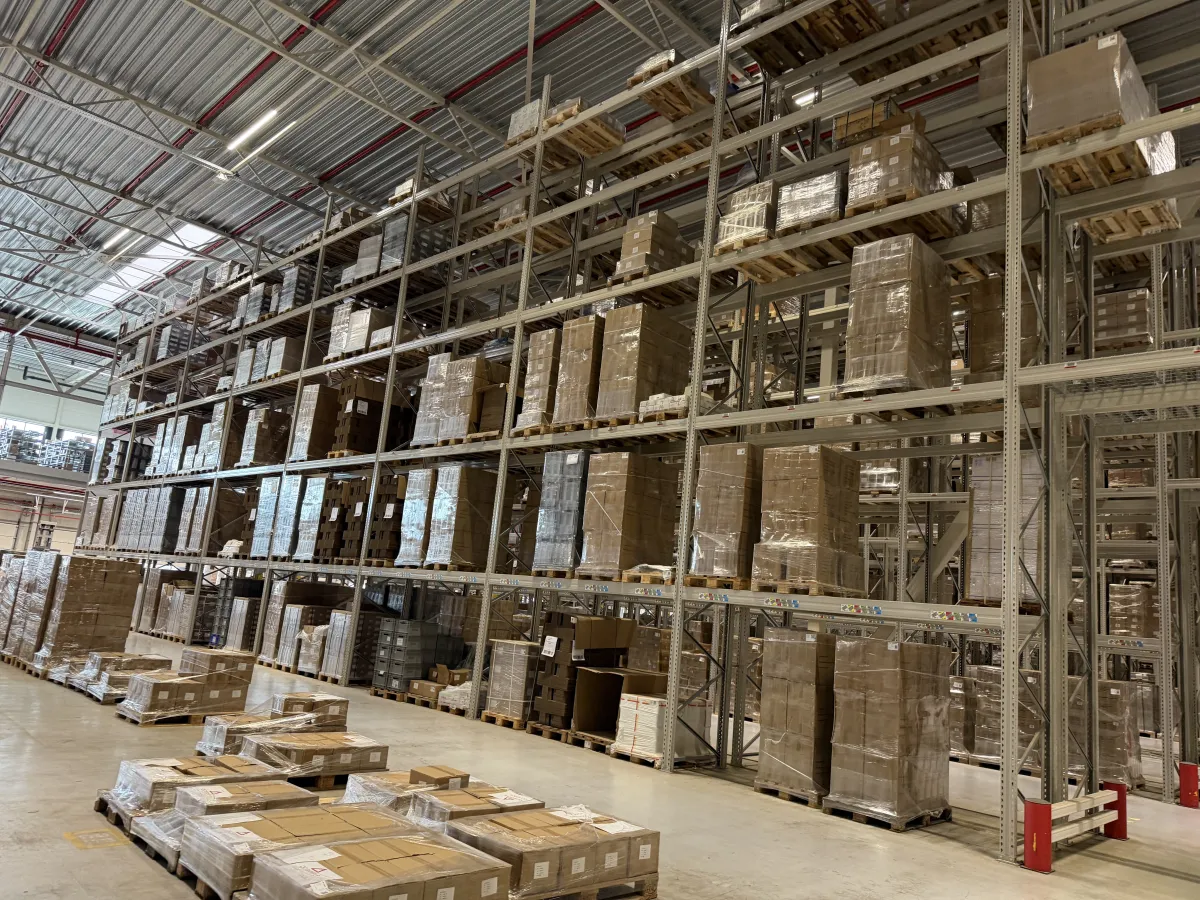 Heavy-Duty Pallet Racking System – Multi-Level, High-Bay, Steel, Large Warehouse Lot