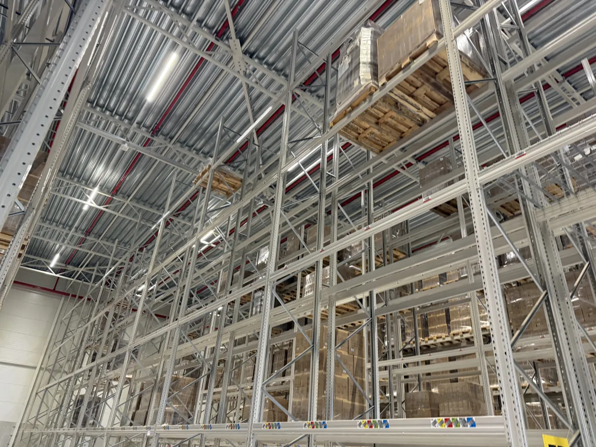 Heavy-Duty Pallet Racking System – Multi-Level, High-Bay, Steel, Large Warehouse Lot