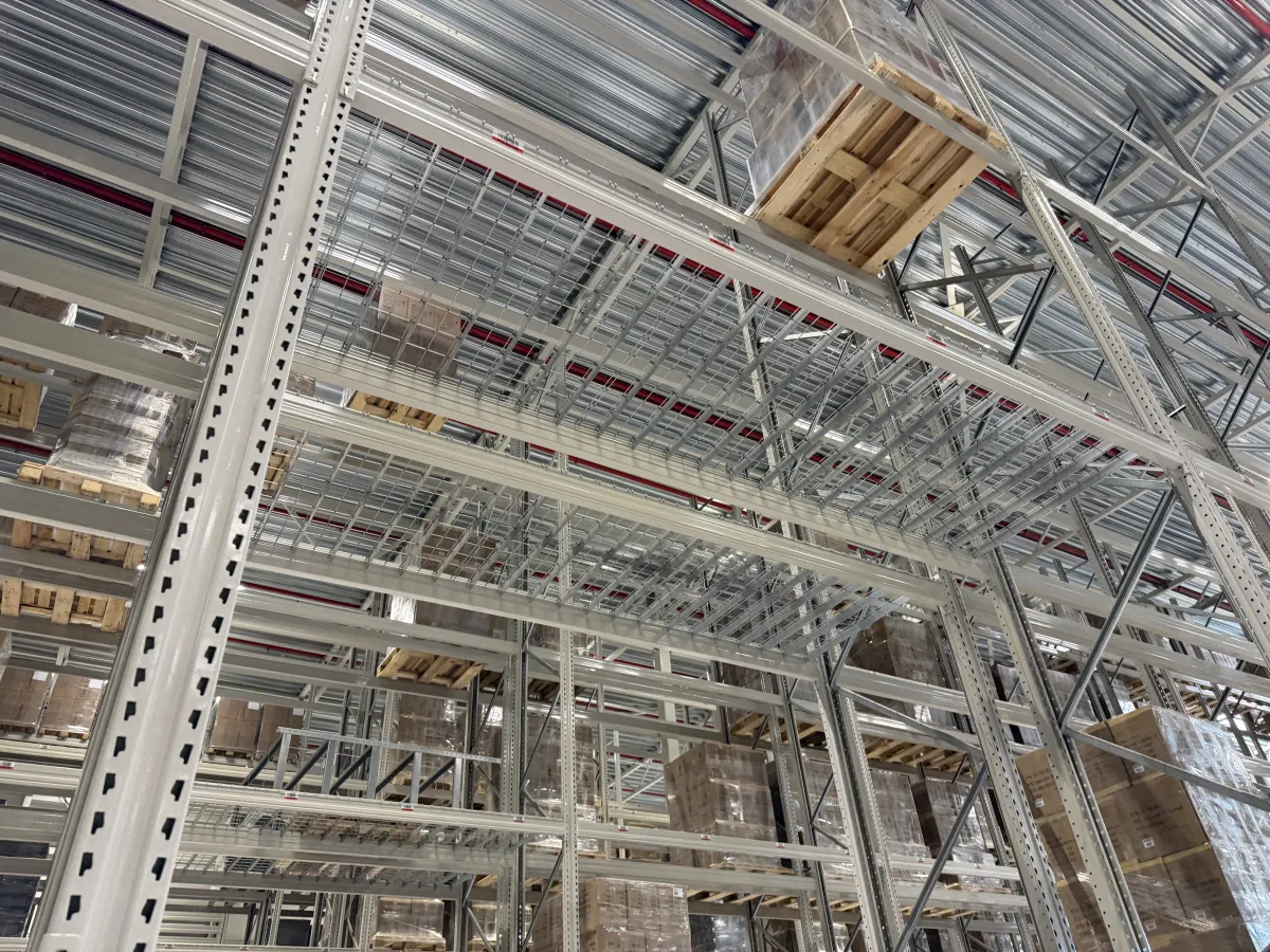 Heavy-Duty Pallet Racking System – Multi-Level, High-Bay, Steel, Large Warehouse Lot