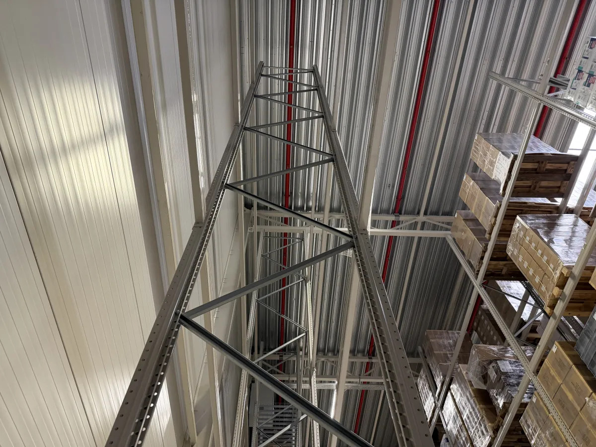 Heavy-Duty Pallet Racking System – Multi-Level, High-Bay, Steel, Large Warehouse Lot