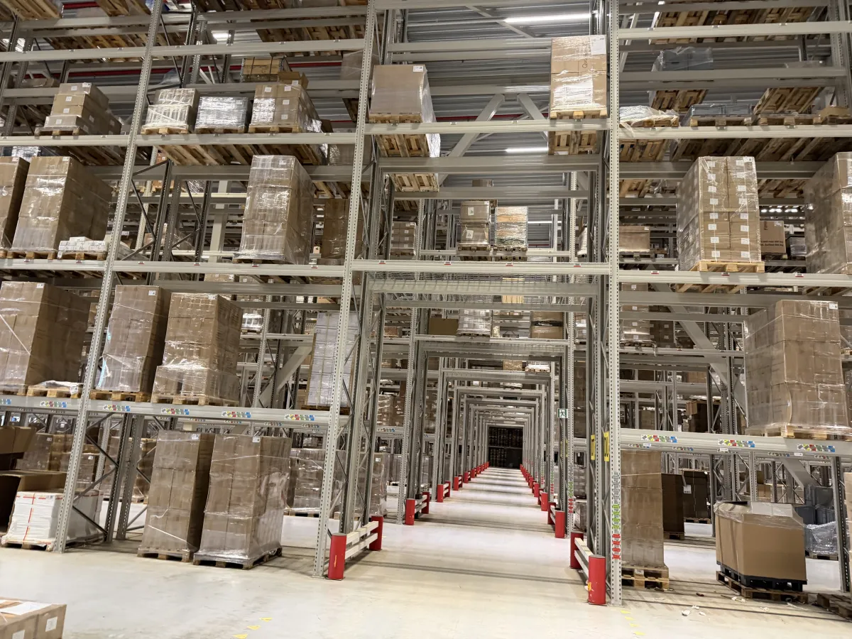Heavy-Duty Pallet Racking System – Multi-Level, Large Warehouse Quantity