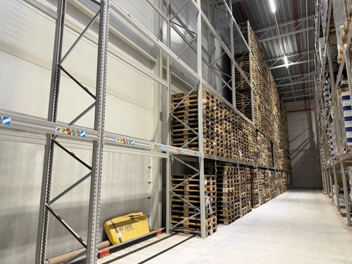 Heavy-Duty Pallet Racking System – Multi-Level, Large Warehouse Quantity