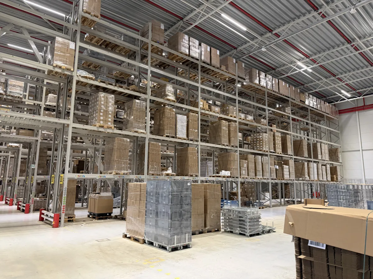 Heavy-Duty Pallet Racking System – Multi-Level, Large Warehouse Quantity