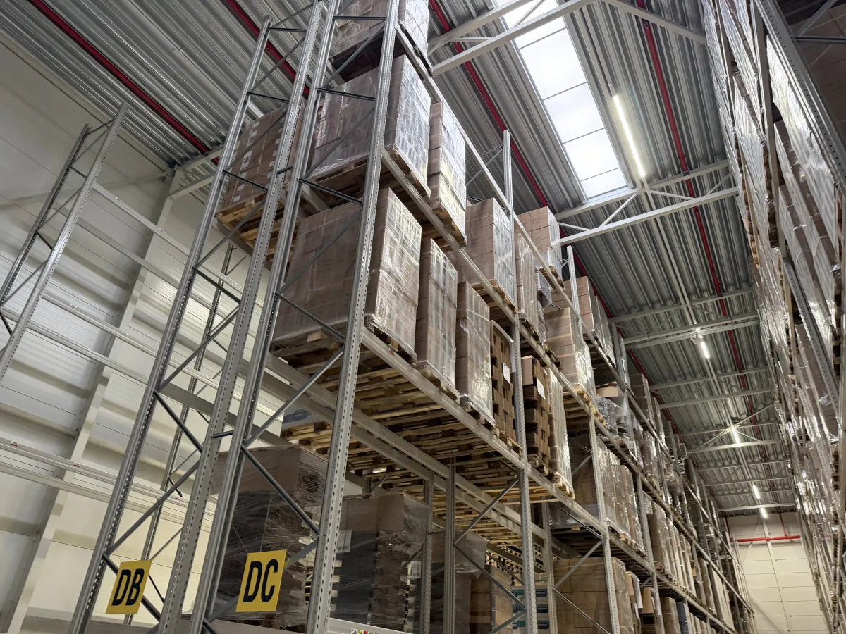 Heavy-Duty Pallet Racking System – Multi-Level, Large Warehouse Quantity