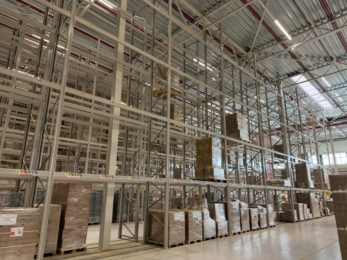 Heavy-Duty Pallet Racking System – Multi-Level, Large Warehouse Quantity