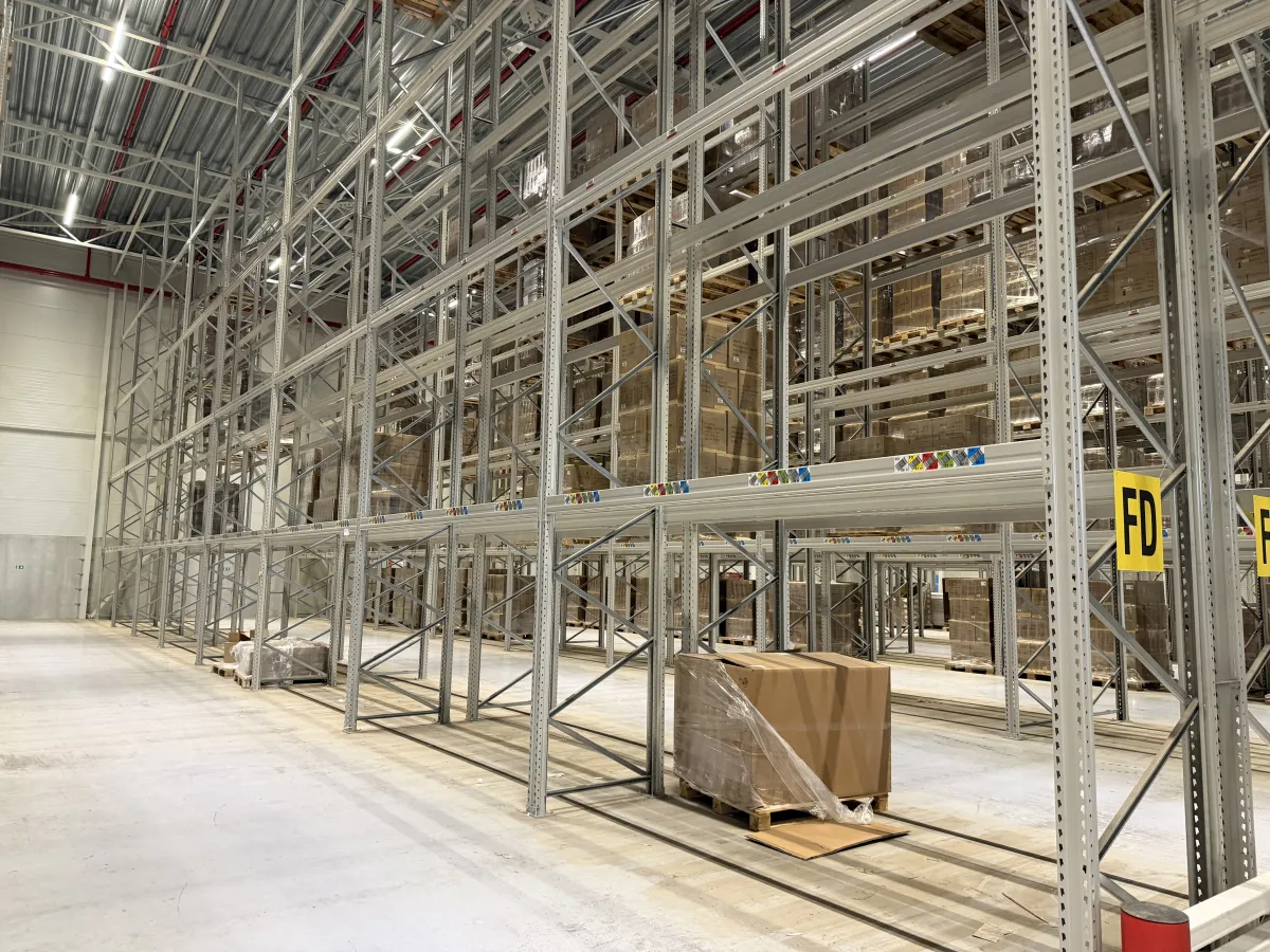 Heavy-Duty Pallet Racking System – Multi-Level, Large Warehouse Quantity